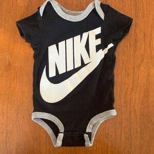 🍊5/$25 Nike Black and White Kids Bodysuit size 0-6m